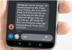  ?? FOTOMONTAG­E/KEY ?? Das Kündigungs-SMS soll praktische Gründe haben.