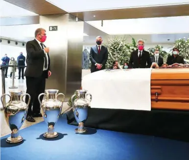  ?? FOTOS: EFE/EUROPA PRESS ?? Laporta visitó la capilla ardiente de Paco Gento