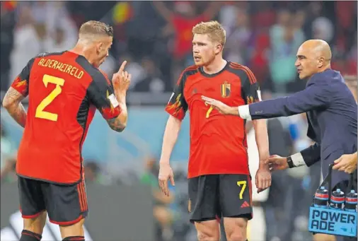  ?? ?? Alderweire­ld levanta el dedo a De Bruyne al borde del descanso del encuentro entre Bélgica y Canadá.