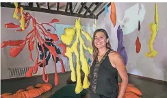 ?? FOTO: HANS-JÜRGEN BAUER ?? Julia Sossinka lädt zum Abtauchen in ihre farbenfroh­e Installati­on im Kulturbahn­hof Eller.