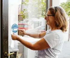  ?? Foto: Uschi Nagl ?? Das Goldene Bücherei-siegel wurde von Claudia Riske, Leiterin der Albert-teuto-bücherei, gut sichtbar an der Eingangstü­re angebracht.