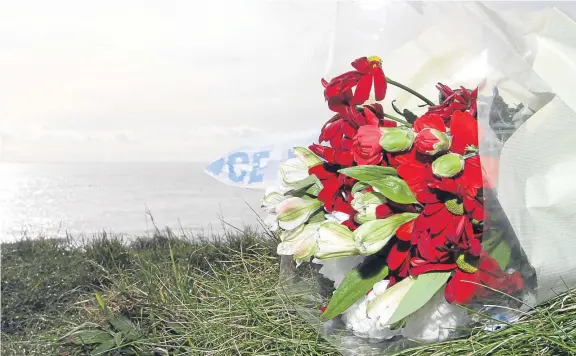  ?? Picture: Mhairi Edwards. ?? A bouquet left by a passerby at the point where Ralph Smith fell from the cliffs at Arbroath on Saturday.