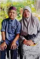  ?? ?? Muhammad Irfan Mikail bersama ibunya sebelum menghidap leukaemia.