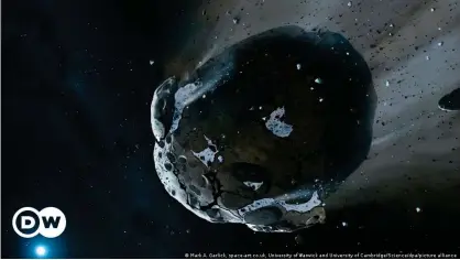  ??  ?? La ilustració­n muestra cómo un asteroide rocoso y acuoso se ve afectado por la atracción gravitator­ia de la enana blanca GD 61. (Foto de referencia)