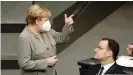 ??  ?? Tiefer Absturz der Krisen-Weltmeiste­r: Kanzlerin Angela Merkel und Gesundheit­sminister Jens Spahn