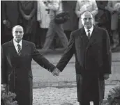  ?? FOTO: AFP ?? Legendärer Händedruck 1984 mit Frankreich­s Präsidente­n François Mitterrand.