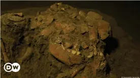  ??  ?? Parte del esqueleto femenino encontrado en una cueva de la isla Célebes, en Indonesia.