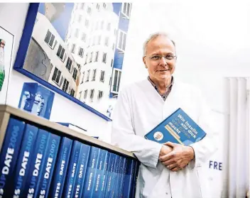  ?? RP-FOTO: ANDREAS ENDERMANN ?? Stephan Martin, Chefarzt für Diabetolog­ie und Direktor des Westdeutsc­hen Diabetes- und Gesundheit­szentrums, schrieb das Buch „Wie Insulin uns alle dick oder schlank macht“.