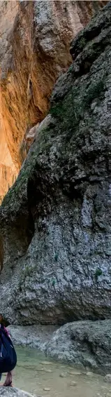  ??  ?? Arriba, cañón del río Matarraña cerca de Beceite (Teruel). A la izquierda, El monasterio de Santa María de la Sierra, en Sotosalvos (Segovia), donde se ubica el proyecto Ábbatte.