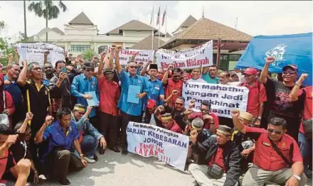  ?? FADLI HAMZAH
PIC BY MOHD ?? Representa­tives of Johor and Selangor Bugis associatio­ns gathering outside Yayasan Kepimpinan Perdana in Putrajaya to submit a memorandum of protest to Tun Dr Mahathir Mohamad.