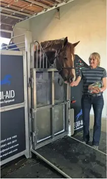  ?? DR MAC ?? ABOVE: Tracy Anderson of Raptors Ridge Equine Spa near Pretoria feeds carrots to a horse undergoing hydrothera­py.