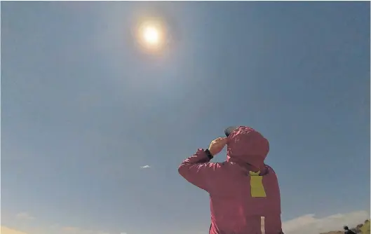  ?? FERNANDO DE LA ORDEN ?? Eclipse total de sol, observado por aficionado­s en Piedra del Águila, provincia de Neuquén, diciembre de 2020.