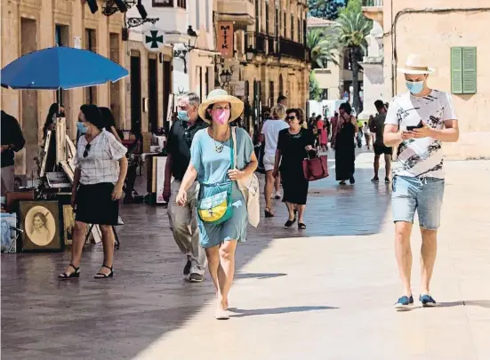  ??  ?? En los ambientes urbanos, el uso de la mascarilla en el exterior es casi siempre obligatori­o por la cercanía de los viandantes