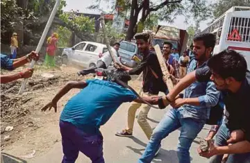  ?? - AFP ?? DUA kumpulan perusuh bertempur di Meerut, Uttar Pradesh, kelmarin.