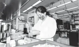  ?? WES FRAZER/THE NEW YORK TIMES ?? A lab technician processes samples at HudsonAlph­a Discovery in Huntsville, Ala. HudsonAlph­a Discovery has worked on about 1,100 forensic cases.