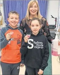  ?? SUBMITTED PHOTO ?? Rhonda Fraser is one of the volunteers in the mouth rinse program at Bras d’Or Elementary. She is shown here in the back along with students are Rory MacDougall, left and Summer Fraser, right.