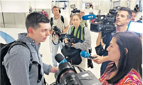  ??  ?? Cody Weddle, the American reporter who was deported after a pre-dawn arrest and interrogat­ion by Venezuelan counter-intelligen­ce officials, arrives in Miami, Florida