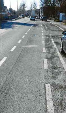  ?? Fotos: Adrian Bauer ?? Auf der Westseite der Blumenalle­e hat man im Zuge des Radverkehr­skonzepts den Radweg auf die andere Seite der Parkplätze verlegt.