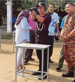  ??  ?? KETUA Polis Daerah Subang Jaya Asisten Komisioner Mohamad Azlin Sadari merasmikan Program Menembak Agensi Kerajaan dan Rakan Media di Lapang Sasar Kelab Menembak Subang, semalam.