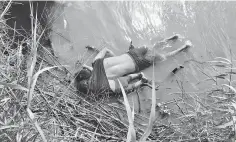  ??  ?? Conmoción. Esta es la foto del padre migrante y su hija, en el río Bravo.