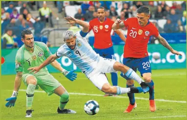  ?? FOTOS: AP ?? PLATINO. El Kun, que estuvo participat­ivo, hizo el primer gol argentino tras una buena definición ante Arias.