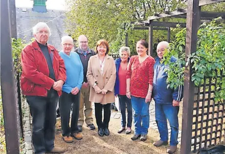  ?? ?? Green team
Councillor Marie McGurk with members of the Kilbarchan Improvemen­ts Project