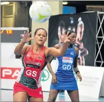  ?? Picture: BACKPAGEPI­X ?? BIG DEFEAT: Noluvuyo Nodludlume, left, of the Eastern Cape Aloes, in action during their Netball Premier League game against the Southern Stings at the UCT Indoor Arena in Cape Town at the weekend