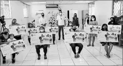  ?? Cortesía ?? • Autoridade­s del MIES entregaron el Bono de Protección a las familias del suburbio de Guayaquil (Guayas).