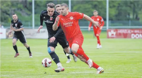  ?? FOTO: THOMAS WARNACK ?? Fabian Ragg (re.) und der TSV Riedlingen brauchen am Mittwochab­end einem Sieg in Trillfinge­n. Das würde für große Erleichter­ung sorgen. Nicht nur bei den Rothosen selbst.