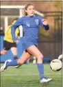  ?? David Stewart / Hearst Connecticu­t Media ?? Darien’s Chloe Humphrey (4) breaks away with the ball during the Wave’s game against New Canaan in Darien in 2020.