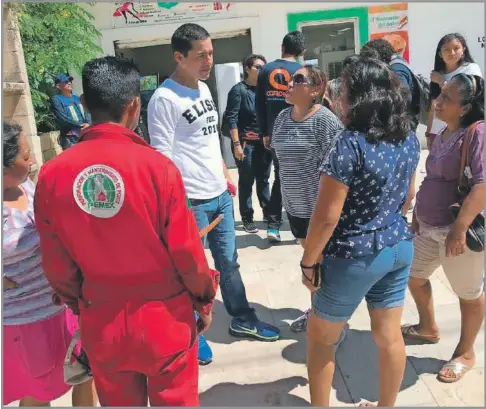  ??  ?? El alcalde visitó la colonia Minas donde atendió a los ciudadanos escuchando las peticiones