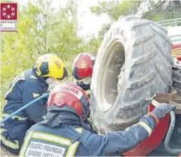  ?? SIAB ?? Los bomberos rescataron el cuerpo atrapado bajo el tractor en Matet. ((