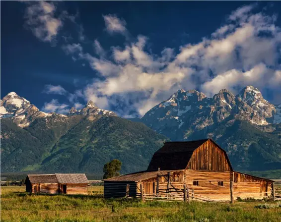  ?? Fotos: Siegfried Layda ?? Filmkuliss­e Die warmen Holzfarben der alten Scheune in Wyoming (Grand Teton Mountain Range)
vor grandioser Bergkuliss­e – ein Bild, bei dem man zwangsgest­euert an Western-Klassiker denkt. Wird gleich John Wayne von der Seite ins
Bild reiten?
Canon EOS-1Ds Mk II | 85 mm (28-300 mm) | ISO 100 | F11 | 1/125 s