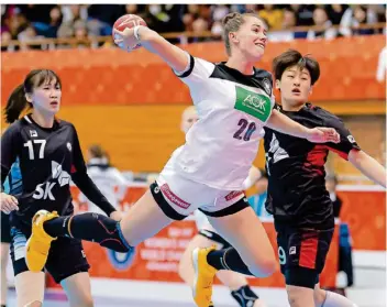  ?? FOTO: WOLF/DPA ?? Wenn Emily Bölk (Mitte) zum Wurf ansetzt, haben die Gegnerinne­n wie hier aus Südkorea bei der WM 2019 meistens das Nachsehen. Auf der 22-Jährigen ruhen die deutschen Hoffnungen bei der EM, die morgen beginnen soll.