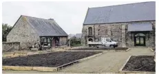  ??  ?? La cour intérieure , mise en place des carrés végétalisé­s.