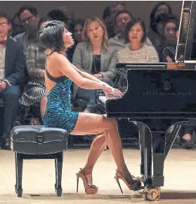  ??  ?? Wang en el piano: técnica y personalid­ad