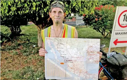  ??  ?? Krzysztof Chmielewsk­i recorrió gran parte del país a bordo de su bicicleta. A su paso, el polaco encontró el apoyo de varios mexicanos.