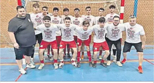  ?? D.A. ?? Los jugadores y cuerpo técnico del Sporting Almería posan con la camiseta conmemorat­iva por el título de campeón del grupo V de División de Honor.