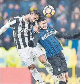  ?? FOTO: EFE ?? Sami Khedira salta con Mauro Icardi La Juventus no pudo derrotar al Inter