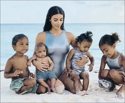  ?? INSTAGRAM ?? Kim Kardashian amb els seus fills, Saint, Psalm, Chicago i North West, a les Bahames a l’agost