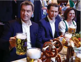  ?? Bild: MATTHIAS SCHRADER ?? VALUPPTAKT. Bayerns regeringsc­hef Markus Söder (till vänster) tar en öl tillsamman­s med Österrikes förbundska­nsler Sebastian Kurz (i mitten) inför valslutspu­rten i München i fredags.