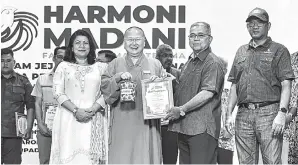  ?? — Gambar Bernama ?? PENGHARGAA­N: Aaron (dua kanan) menyampaik­an sjil penghargaa­n kepada Venerable Jue Cheng (dua kiri) atas penyertaan menyertai Program Jejak Harmoni Perdana sempena Pelancaran Inisiatif Harmoni MADANI di Kuala Lumpur, semalam. Turut hadir Timbalan Menteri Perpaduan Saraswathy Kandasami (kiri) dan Ketua Setiausaha Kementeria­n Perpaduan Negara Datuk Azman Mohd Yusof (kanan).