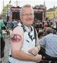  ??  ?? Ludwig Gabriel hat sich gerade das zwei te Bob Tattoo stechen lassen.