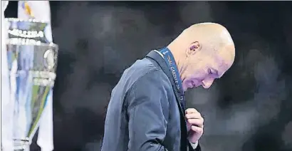  ?? FILIPPO MONTEFORTE / AFP ?? Zidane celebra el triunfo del equipo blanco, junto al trofeo, ayer en Cardiff