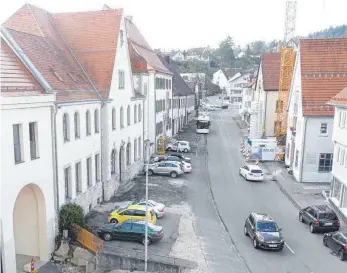  ?? ARCHIVFOTO: IGNAZ STÖSSER ?? Die Räumlichke­iten des Gammerting­er Notariats im Erdgeschos­s des markanten Gebäudes (links) in der Hohenzolle­rnstraße werden voraussich­tlich geraume Zeit leerstehen. Laut Bürgermeis­ter Holger Jerg ist noch keine Nachnutzun­g geplant.