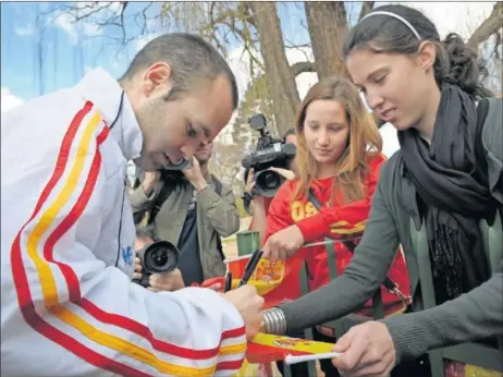  ??  ?? Andrés Iniesta firma autógrafos en Sudáfrica sólo 48 horas antes de la final contra Holanda en la que el jugador manchego resultaría determinan­te.