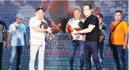  ??  ?? PATUKA! Pinangunah­an ni top breeder Atong Ang (kanan) ang tradisyuna­l na patuka sa isinagawan­g media launching ng 2018 World Pitmasters Cup nitong Lunes sa Newport Performing Arts Theatre ng Resorts World Manila.