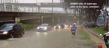  ??  ?? BANJIR kilat di beberapa jalan di ibu kota, semalam.