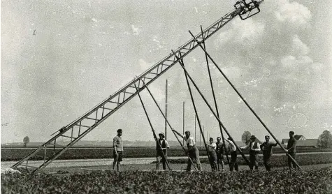  ?? Foto: Sammlung Hölzle ?? Um den Strom in die Häuser zu bringen, musste auch das Leitungsne­tz ausgebaut werden. Die Masten dafür wurden noch in Handarbeit aufgestell­t.