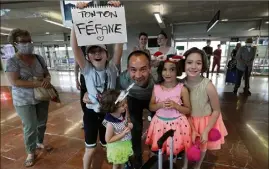  ??  ?? Stéphane Aubert, alias « tonton Féfane », reçoit un accueil royal de la part de ses neveux, après quatre mois loin des siens en région parisienne. (Photo Eric Otino)